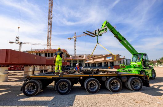 Der hintere Teil der Ladefläche wird unter dem Stahlträger herausgezogen