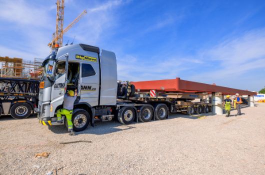 Der vordere Teil des LKWs fährt nach dem Ablegen der Träger heraus