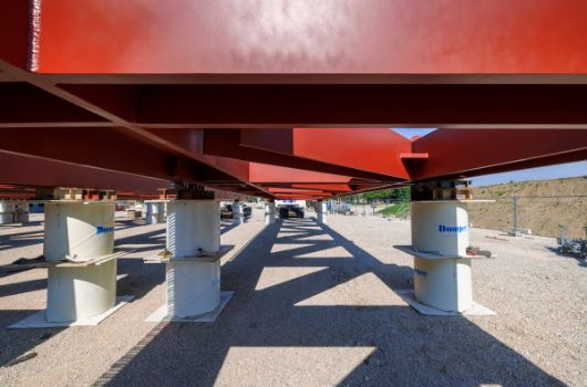 Die Träger liegen bis zur Montage auf den Stahltonnen