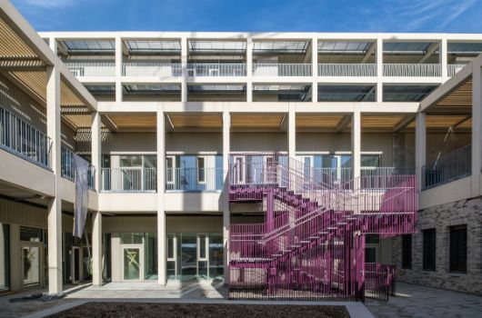Innenhof Haus für Kinder im Gebäude der Grundschule