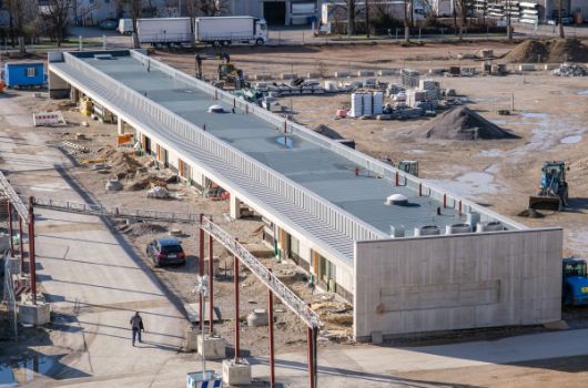 Sportbetriebsgebäude und den Außensportflächen