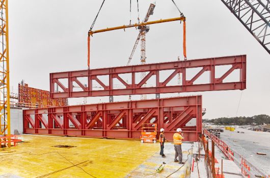 Träger überfliegt die bereits gesezten Stahlgiganten