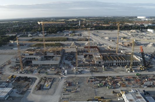 Im Fokus - Verbundträgermontage am Gymnasium mit Raupenkran