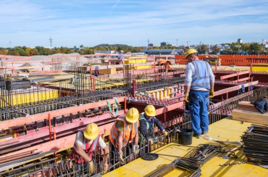 Eisenflecharbeiten über Sporthalle Gymansium
