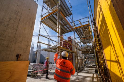 Umpositionierung der Gerüste für Schalungsarbeiten