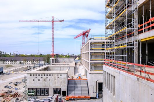Blick vom Gymnasium auf die Pausenhöfe der Grundschule