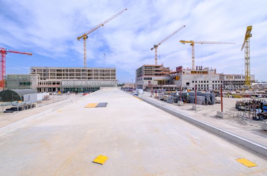 Blick vom Sportbetirebsgebäude auf beide Schulen