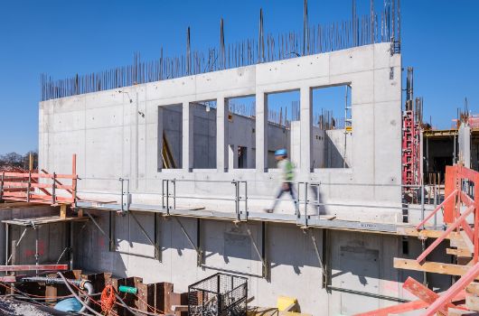 Detail Lochfassade Südseite Erdgeschoss der Grundschule