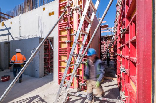 Schalung der Wände im Erdgeschoss der Grundschule