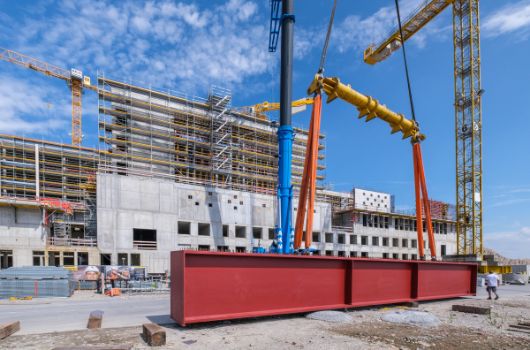 Der Stahlträger ist zum Einhub bereit