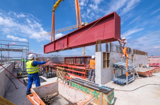 Vorsichtig wird der Träger in Empfang genommen