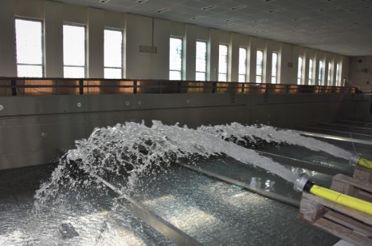 Befüllung Schwimmbad Gymnsaium  zur Dichtigkeitsprüfung 