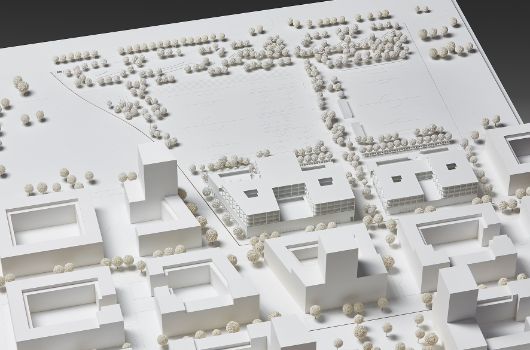 Modellfoto Rückansicht Schulzentrum mit Freisportanlagen