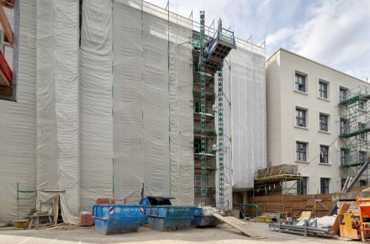 Historisches Bestandsgebäude trifft auf modernen Anbau