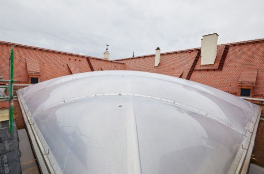 Blick vom Flachdach Neubau auf die neue Überdachung des Innenhofs