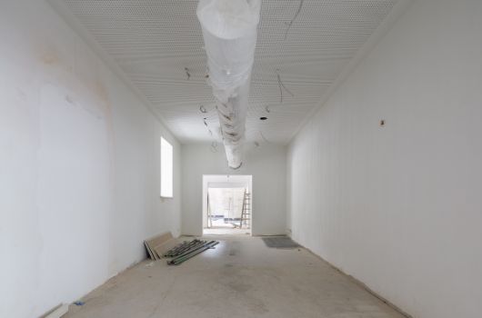 Flurbereich Erdgeschoss mit Lüftungsrohr für die Zuluft des Speisesaal