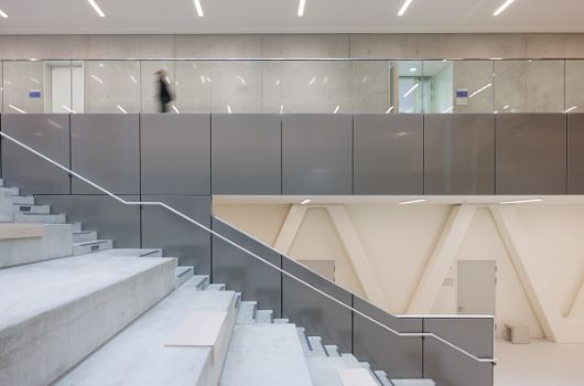 Sitztreppe Pausenhalle