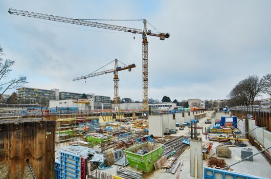 Blick auf die Baustelle in Richtung Bestandsschule