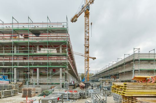 Blick in Richtung Süden, linke Seite Grundschule, rechte Seite Sporthalle