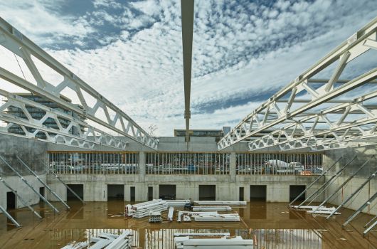 Blick mittig in die Sporthalle in Richtung Karl-Marx-Ring