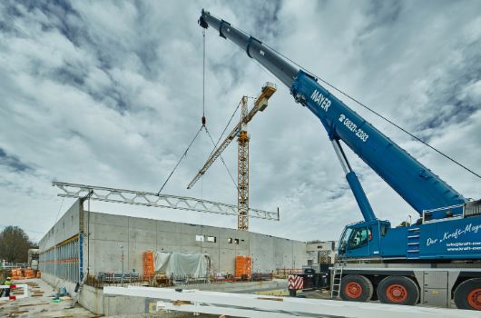 Einheben der großen Stahlträger per Autokran