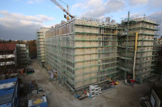 Die Fassadenelemente der Klassenzimmer werden eingehoben.