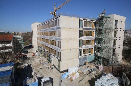 Der Innenausbau läuft auf Hochtouren, die Materialien für den Ausbau werden im Hof zwischengelagert.