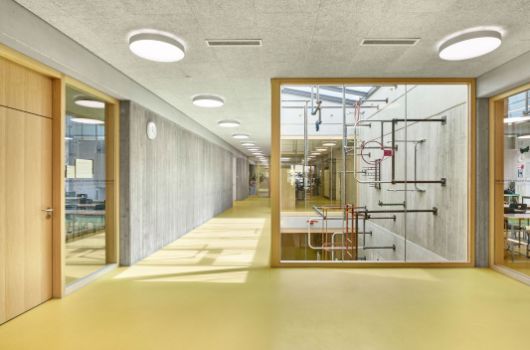 Lernhausbereich Flur 1. Obergeschoss mit Kunstinstallation im Lichthof