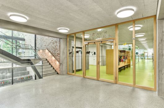 Eingangsbereich Neubau Erdgeschoss mit Haupttreppenhaus