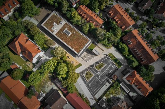 Gesamtblick von oben: rechts unten Haus 10, in der Mitte die Dachaufsicht vom Neubau, links oben historisches Haus 10b 