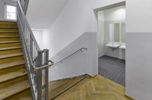 Historische Treppe und Sanitärräume