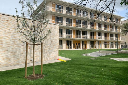 Mittelschule und Haus für Kinder mit geschützter Freifläche