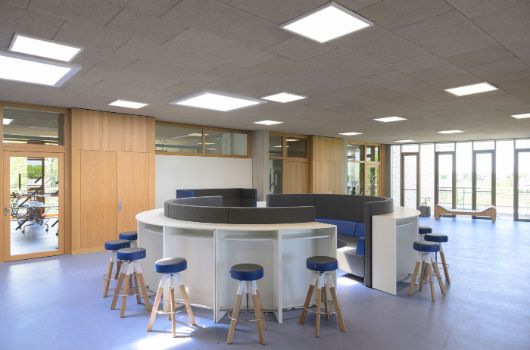 Lernhaus Mitte mit natürlicher Belichtung über die Fassade 