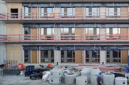 Außenansicht der Holzfensterelemente mit Lüftungsflügeln und Fluchttüren