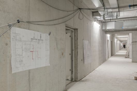 Flur im UG zwischen Sporthalle und Umkleiden