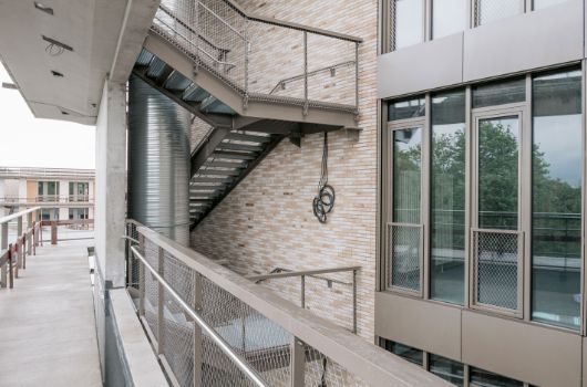 Fluchtbalkon im 1. OG der Mittelschule Westseite, darunter der südliche Teil des Haus für Kinder 