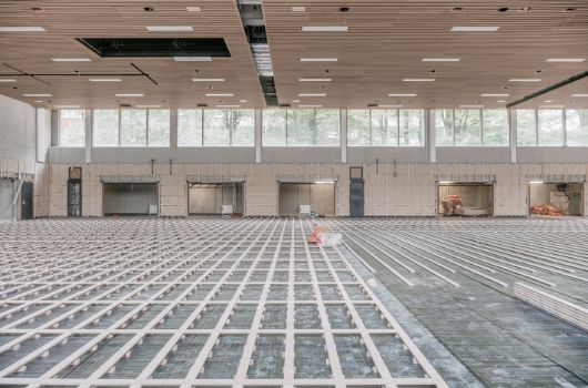 Sporthalle mit Unterkonstruktion des Sportbodens 