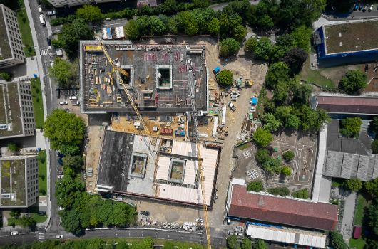 Im oben abgebildeten Südbau entsteht das zweite Obergeschoss; im unten abgebildeten Nordbau die Decke über dem ersten Obergeschoss mit der noch sichtbaren, verlorenen Holzschalung