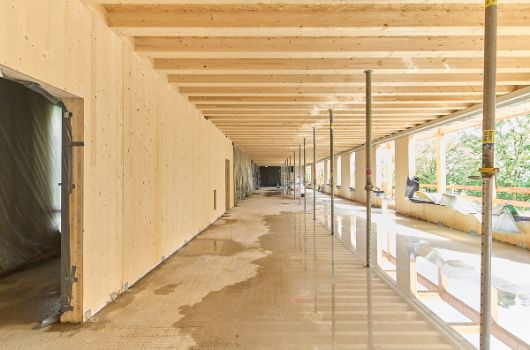 Brettsperrholzwände und Holz-Beton-Verbunddecken im Obergeschoss