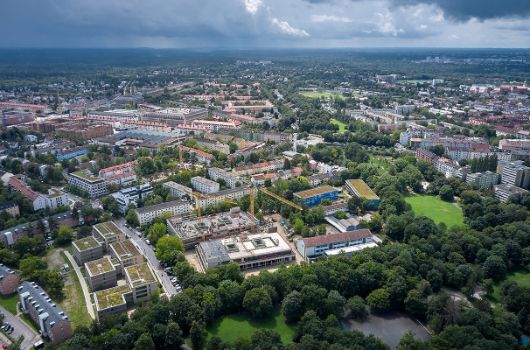 Vogelperspektive nach Südwesten über den Campus und die Umgebung