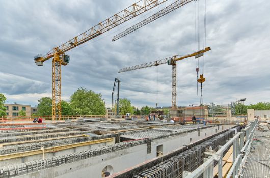Deckenlandschaft der Sporthalle