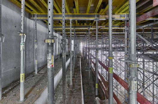 Blick auf die künftige Tribüne und die Deckenschalung über der Sporthalle