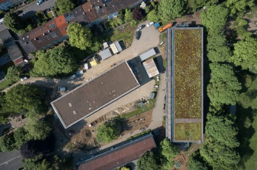 Vogelperspektive: die Pavillonanlagen und die Baustelle