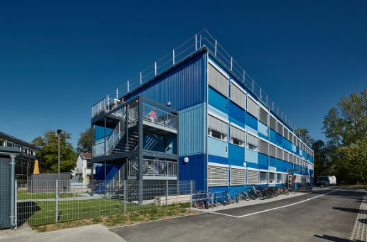 Ansicht von Südwesten: Fluchttreppe und Zugang zum Hort und Mittagsbetreuung