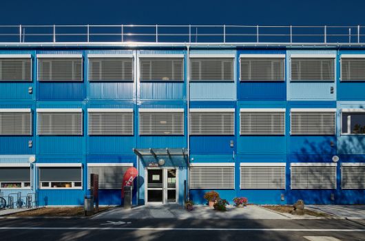 Teilansicht der Südfassade: Eingangsbereich zum Kindergarten und Hort