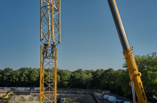 Der Kran wächst Stück für Stück