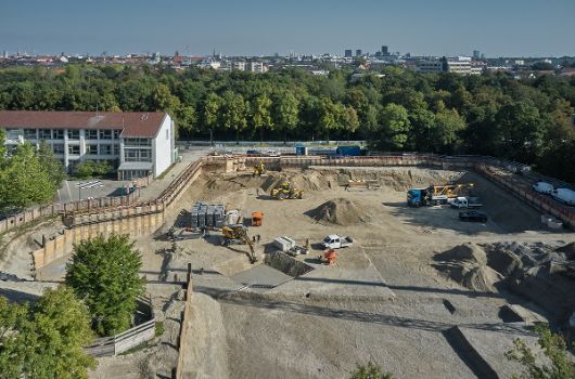 Das Baufeld und die angrenzende Weißenseeschule