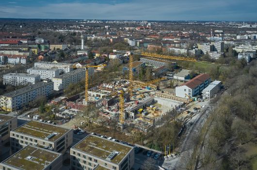 Vogelperspektive über das Grundstück und die Umgebung