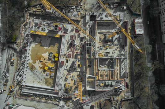 Nutzungseinheiten im Erdgeschoss entstehen; links: Sporthalle, Mitte: Pausenhalle, rechts: Verwaltung und Mensa