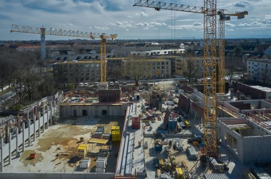 Vogelperspektive nach Osten auf die versetzt angeordneten Baukörper sowie die zukünftig in der Mitte gelegene Pausenhalle